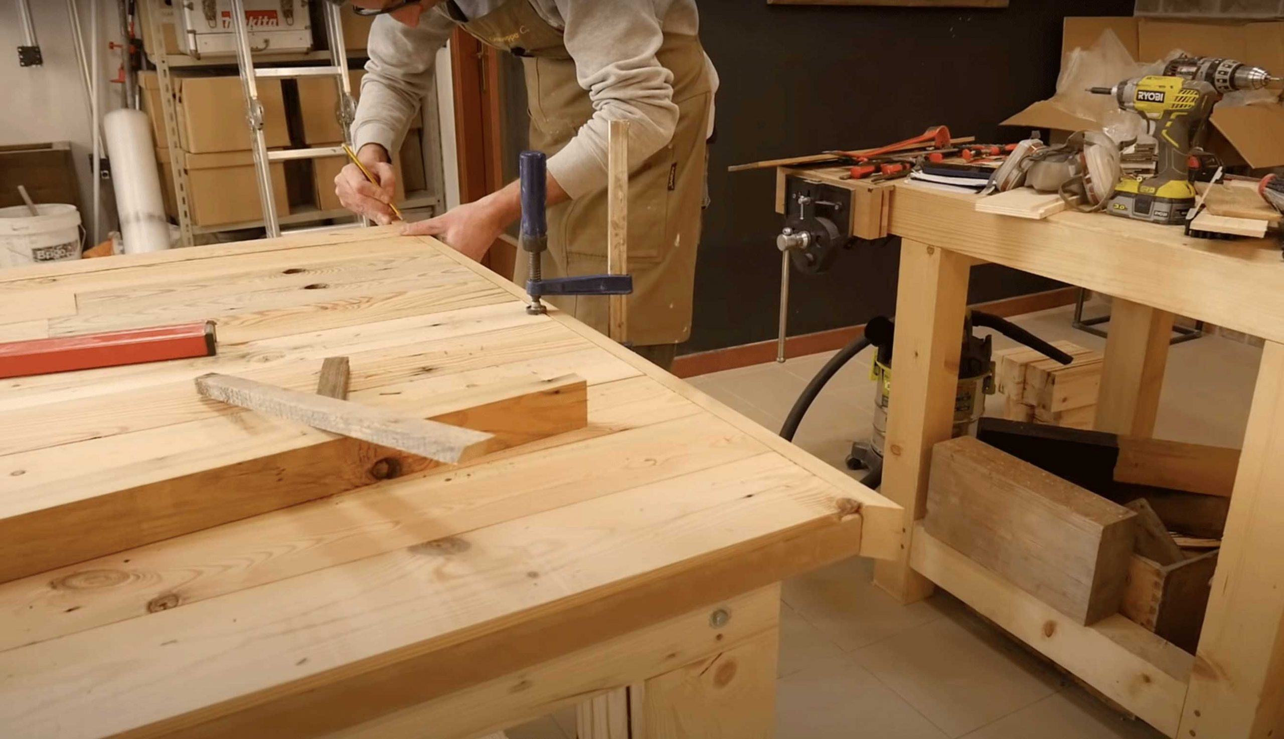 Montaggio bordo in massello tavolo da lavoro legno riciclato
